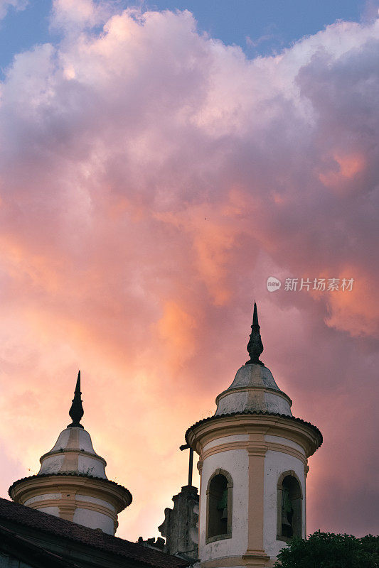 “Nossa Senhora do Carmo”教堂的两座塔楼，位于米纳斯吉拉斯州马里亚纳历史殖民小镇的广场上。